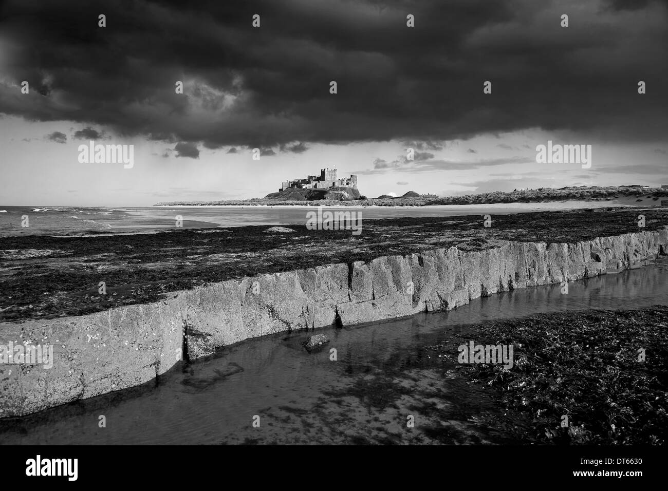 Regenbogen und Sturm, Bamburgh Castle Beach, Bamburgh Dorf, Northumbrian Nordküste, Northumbria County, England, UK Stockfoto