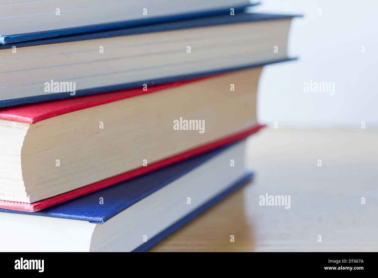 Stapel Bücher auf Holztisch Stockfoto