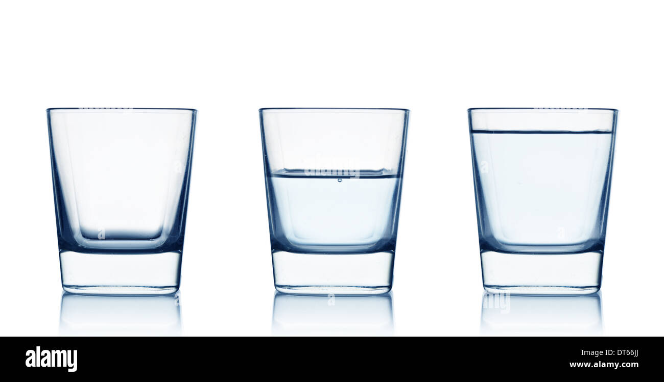 Leer, halb und voll Wasser Gläser. Isoliert auf weißem Hintergrund Stockfoto