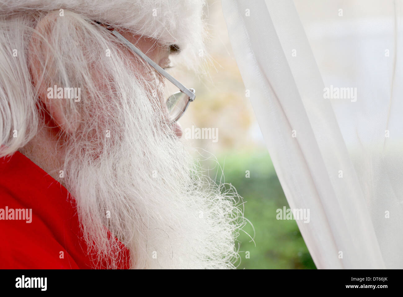Santa Claus Blick aus Fenster Stockfoto