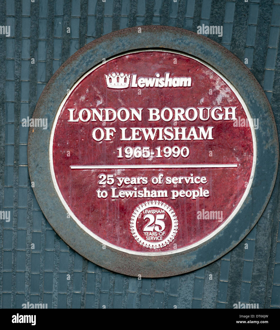 Gedenktafel am London Borough of Lewisham, London, England, wir feiern 25 Jahre Dienst 1965-1990 Stockfoto