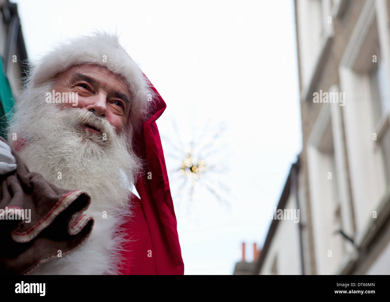 Santa Claus in der Straße Stockfoto