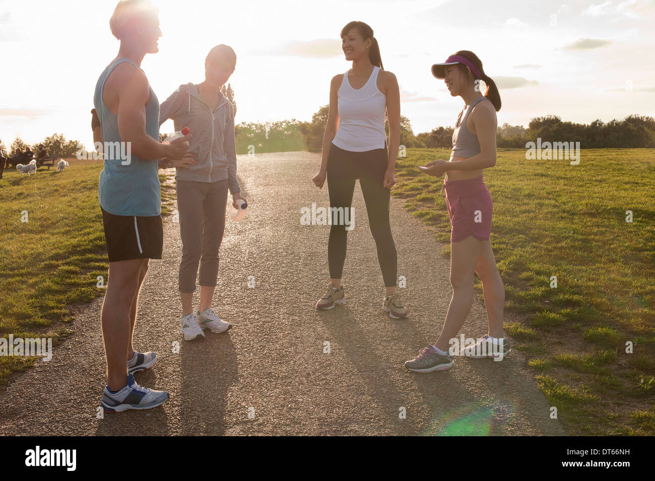 Personal Trainer mit Gruppe von Clients, die Vorbereitung laufen Stockfoto