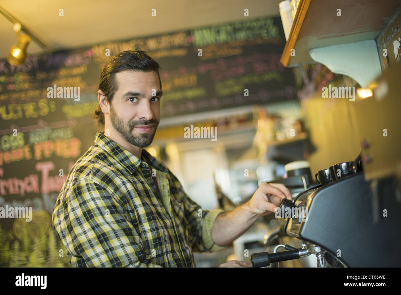 Ein Coffee-Shop und ein Café in High Falls bezeichnet den letzten Bissen. Ein Mann, der Kaffeezubereitung. Stockfoto