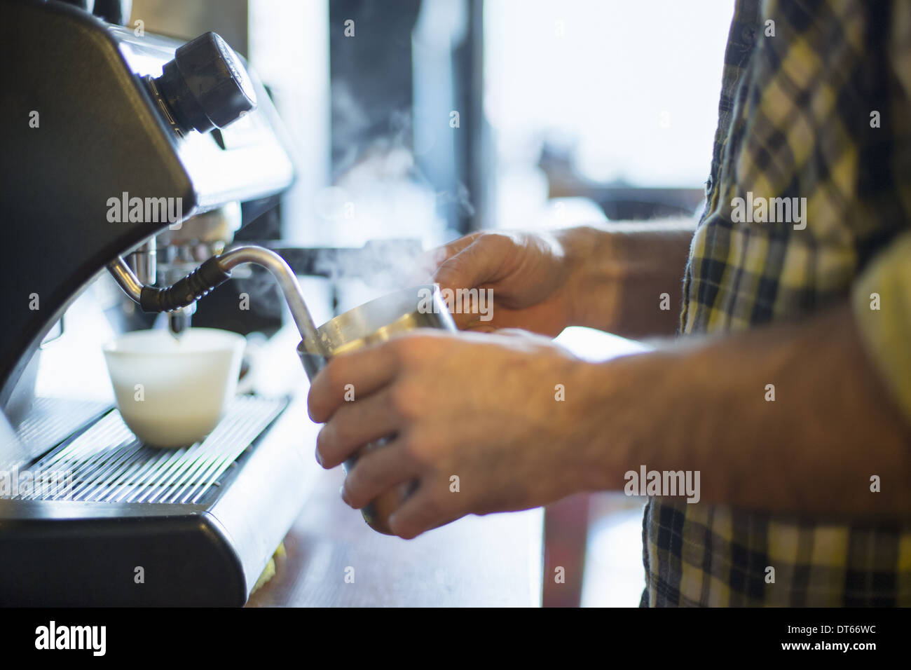 Ein Coffee-Shop und ein Café in High Falls bezeichnet den letzten Bissen. Ein Mann, der Kaffeezubereitung. Stockfoto