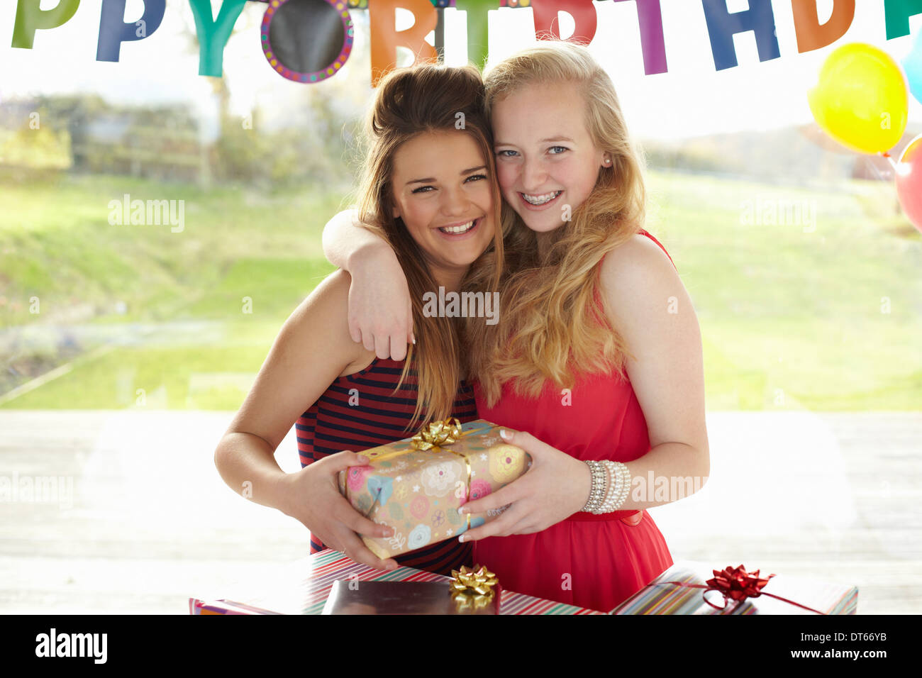 Teenager-Mädchen und Freund Geburtstagsgeschenk Stockfoto