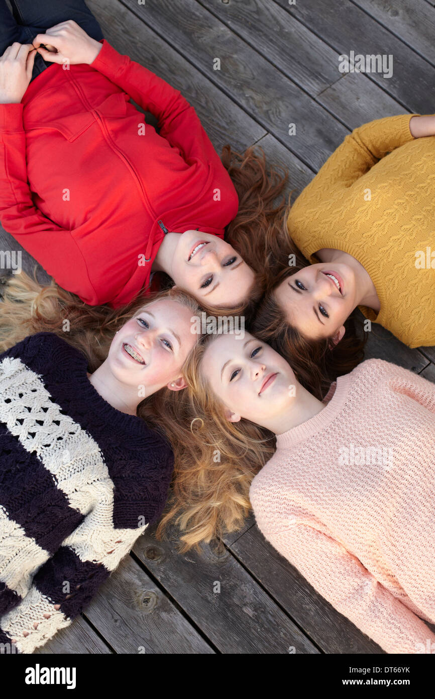 Porträt von vier Teenager Kopf an Kopf auf Terrasse Stockfoto
