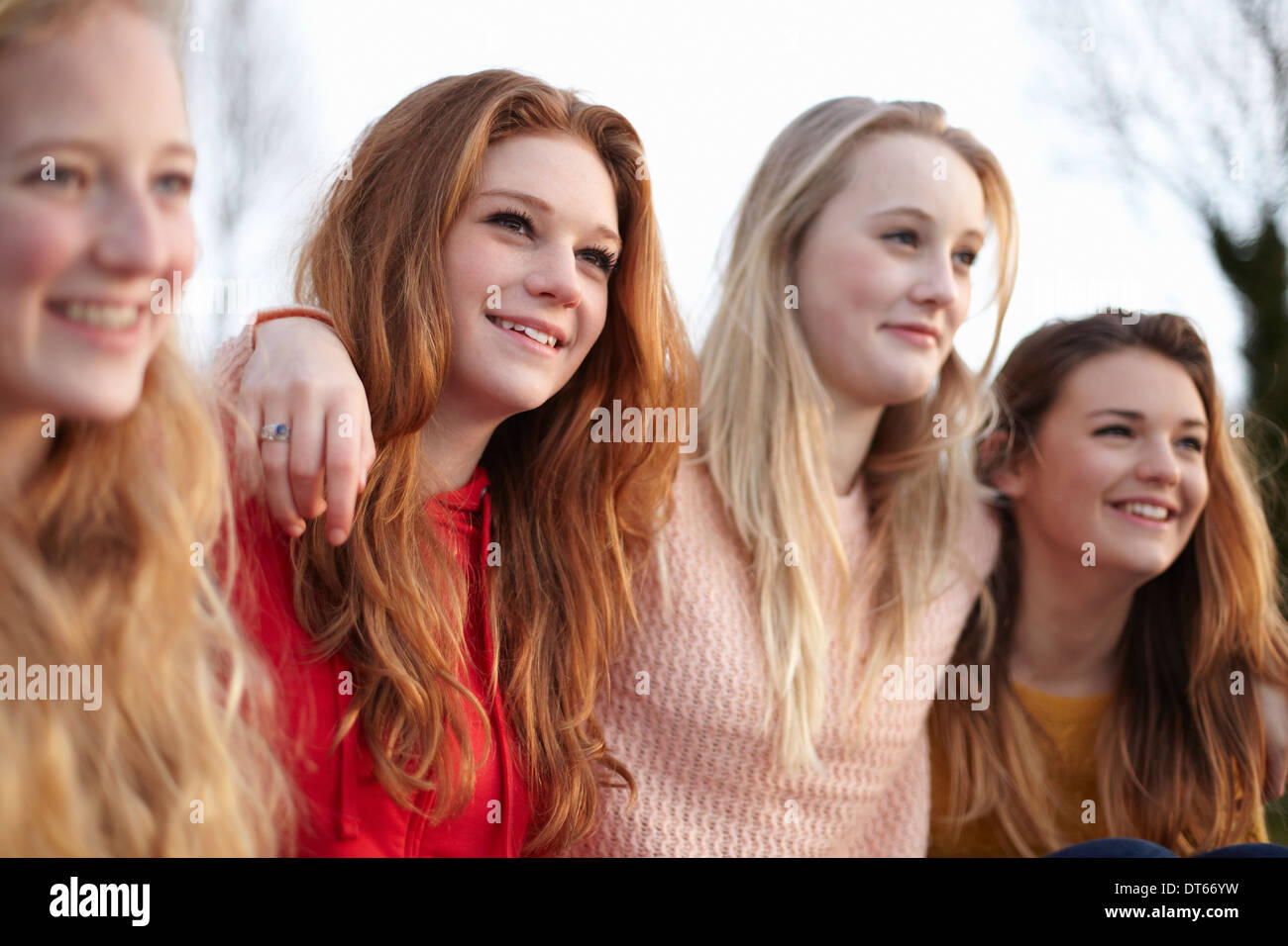 Vier Teenager Freundinnen posieren für Porträt Stockfoto