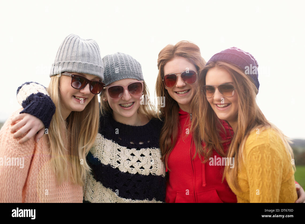 Vier Mädchen im Teenageralter mit Sonnenbrille Stockfoto