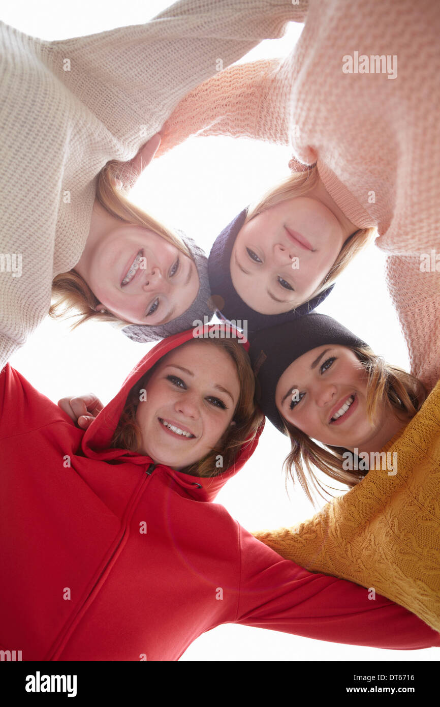 Porträt von vier Mädchen im Teenageralter Kopf an Kopf Stockfoto