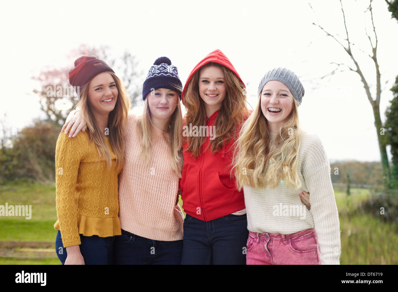 Porträt von vier Mädchen im Teenageralter in Strickmützen Stockfoto