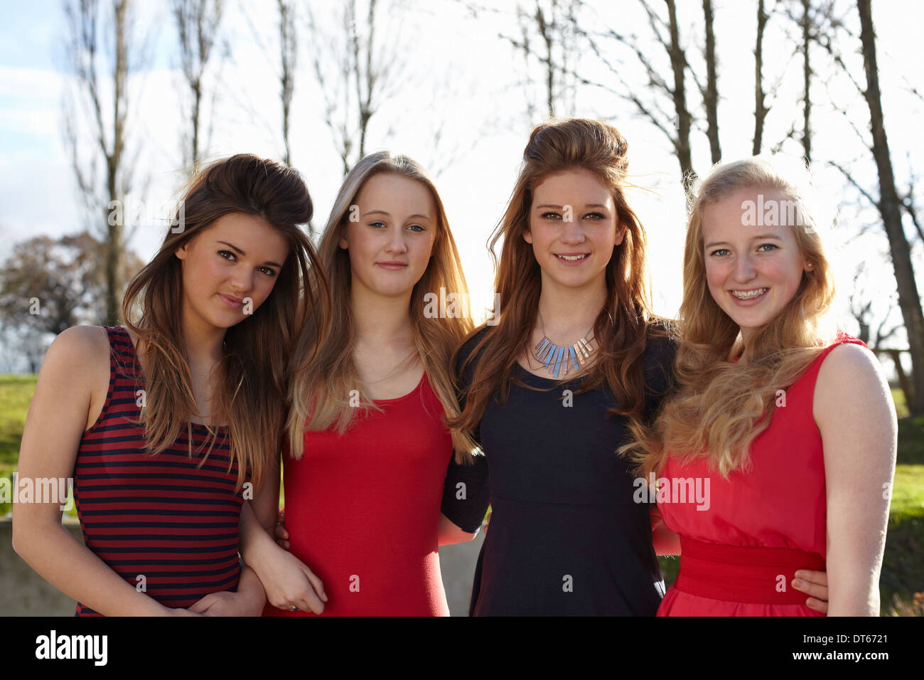 Porträt von vier Mädchen im Teenageralter gekleidet für party Stockfoto