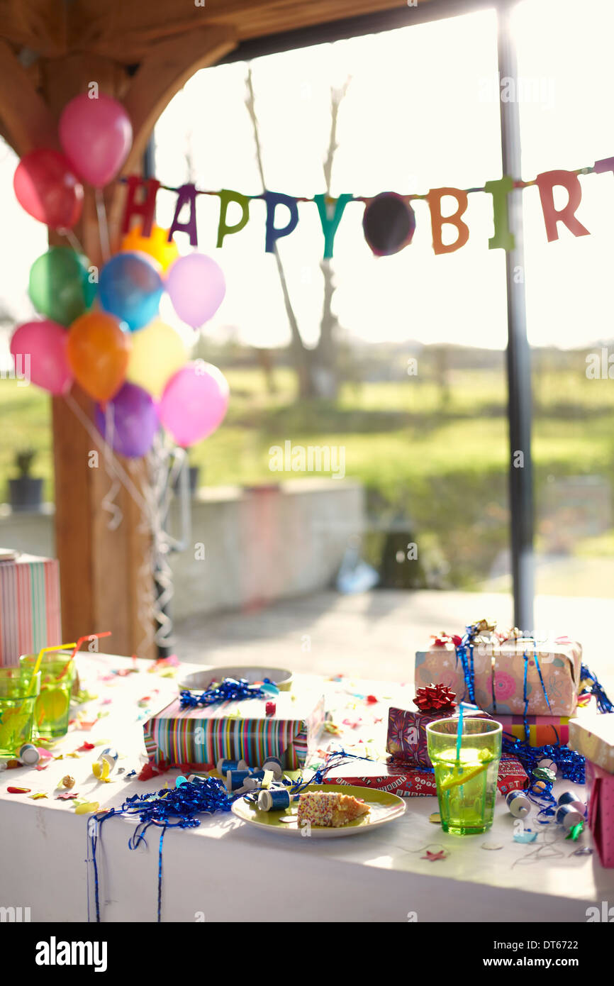 Tisch gedeckt für Geburtstagsfeier mit Luftballons und Luftschlangen Stockfoto