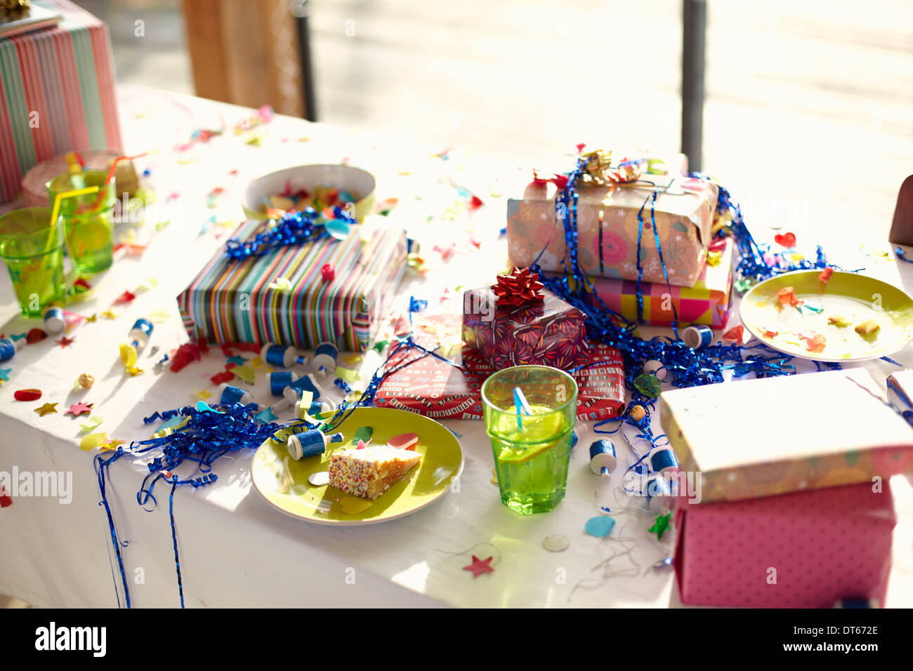 Tisch gedeckt für Geburtstagsparty mit Geschenken und Luftschlangen Stockfoto