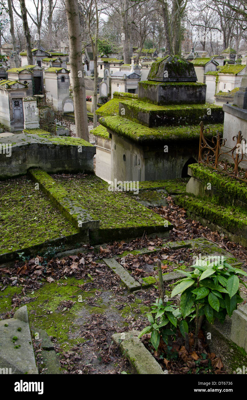 Moosbedeckten Gräber und Grüften am Pere Lachaise, der größte Friedhof in Paris, Frankreich. Stockfoto