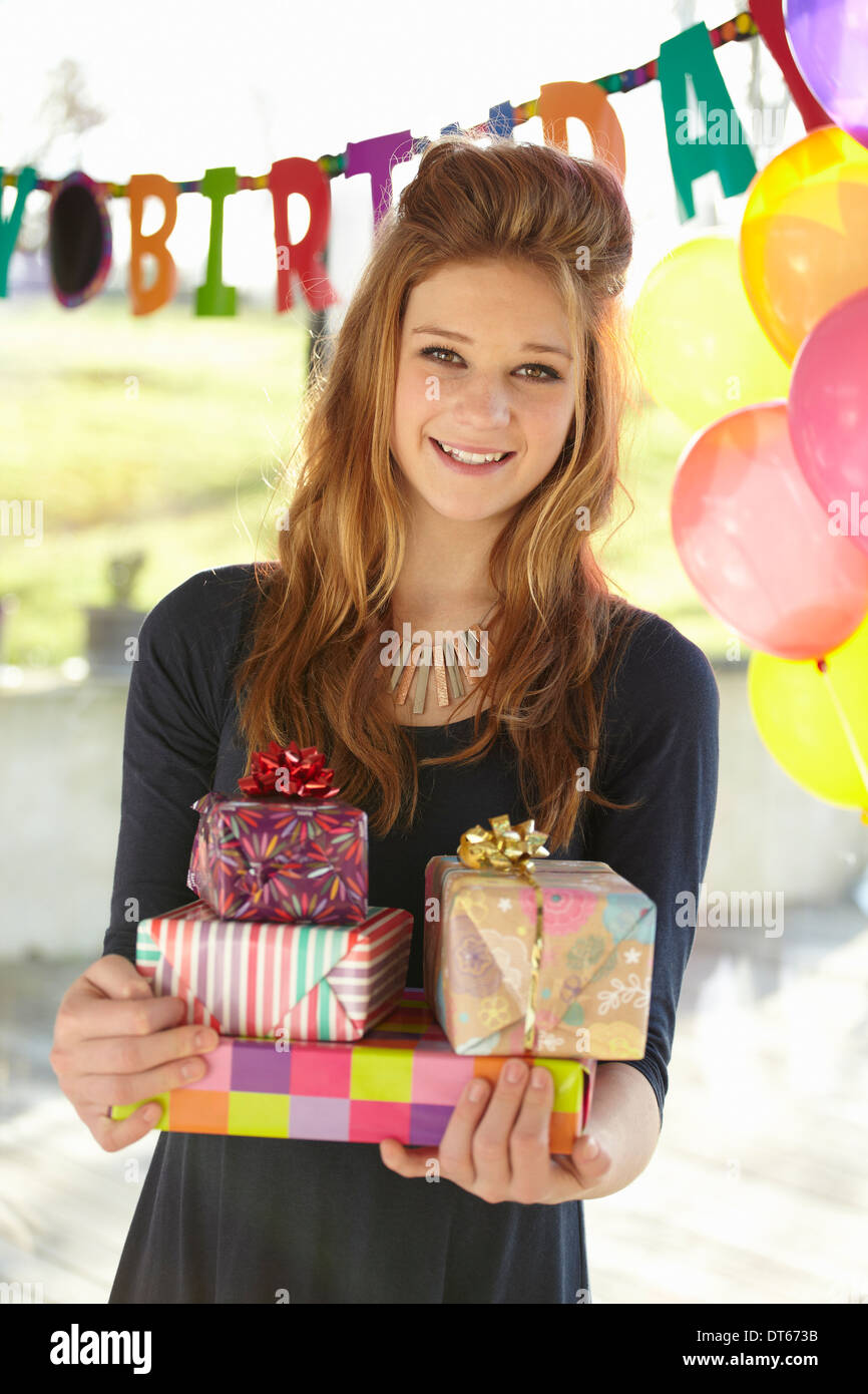 Porträt von Teenager-Mädchen hält Geburtstagsgeschenke Stockfoto