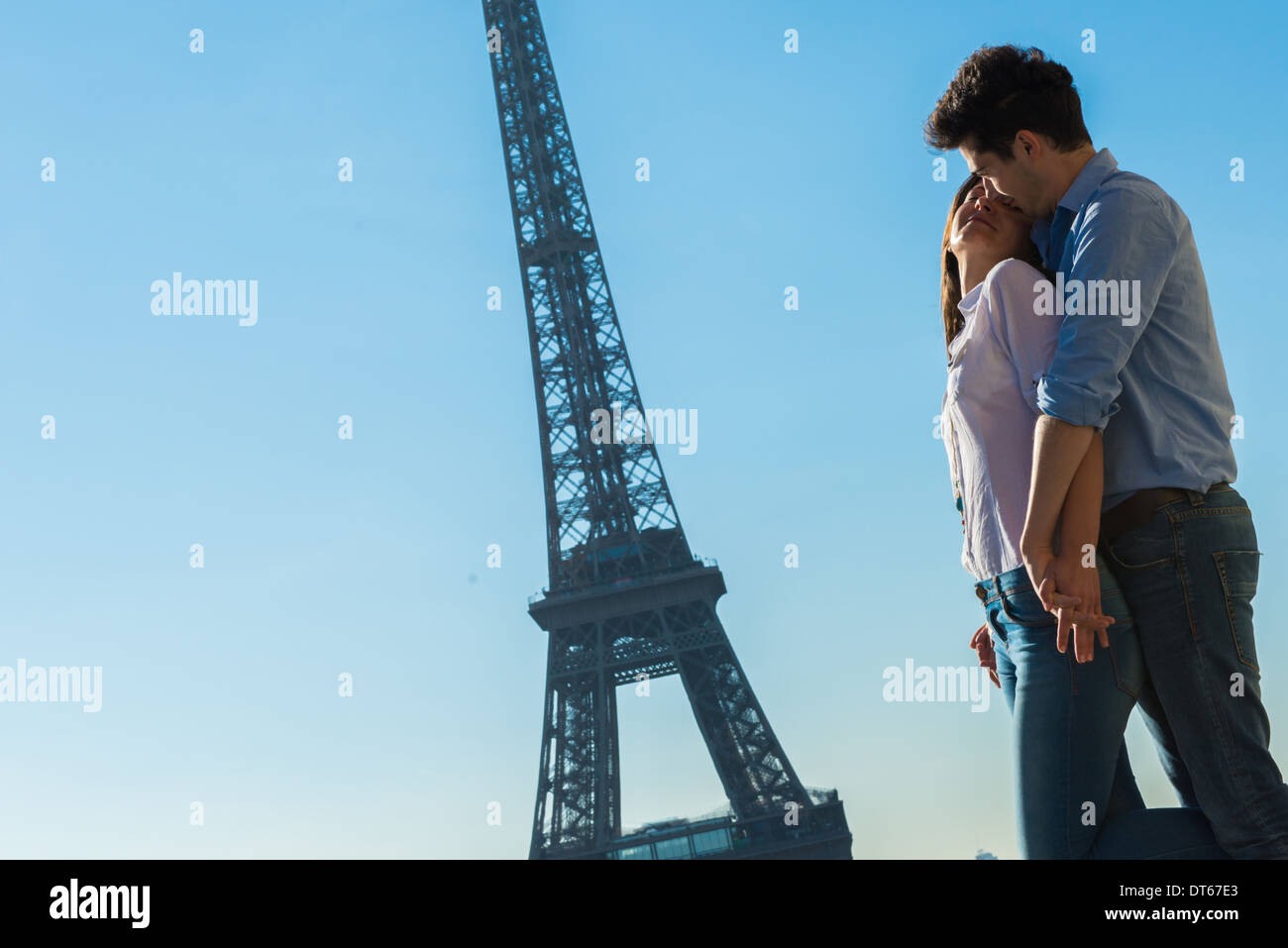 Junges Paar umarmen in der Nähe von Eiffelturm, Paris, Frankreich Stockfoto