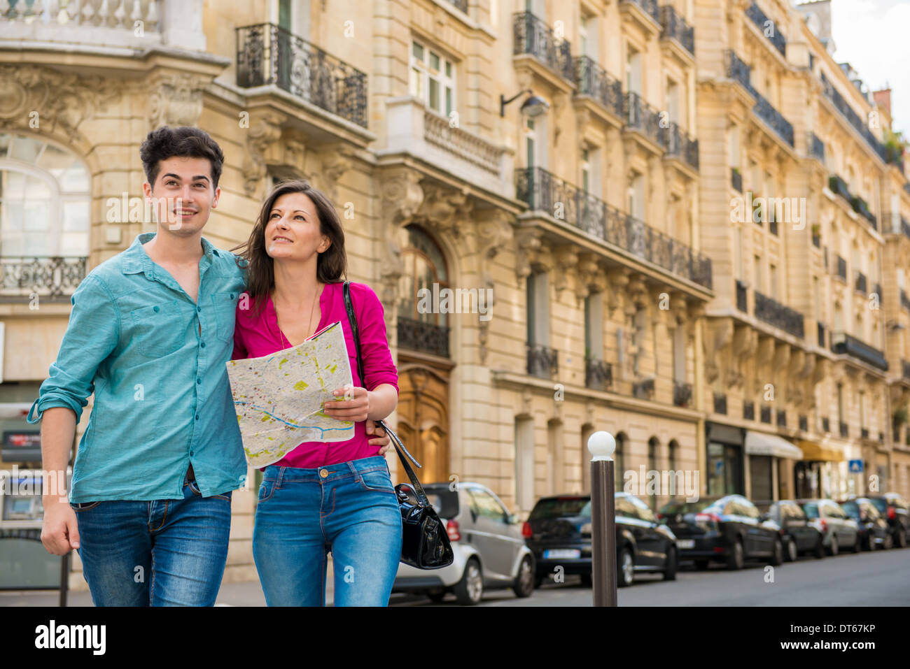 Junges Paar mit Karte, Paris, Frankreich Stockfoto