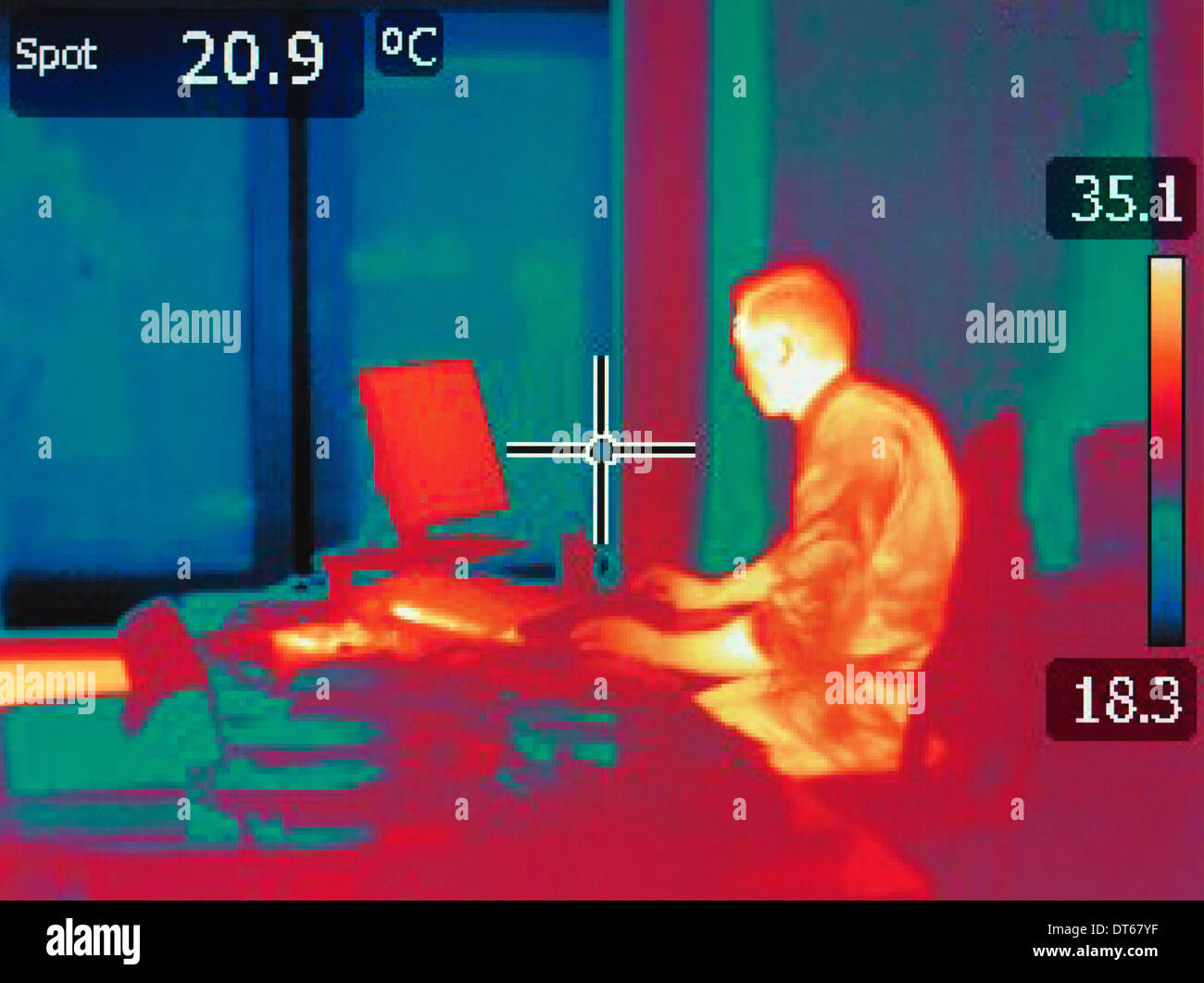 Infrarot-Wärme Bild der Büroangestellte sitzen am Schreibtisch Stockfoto