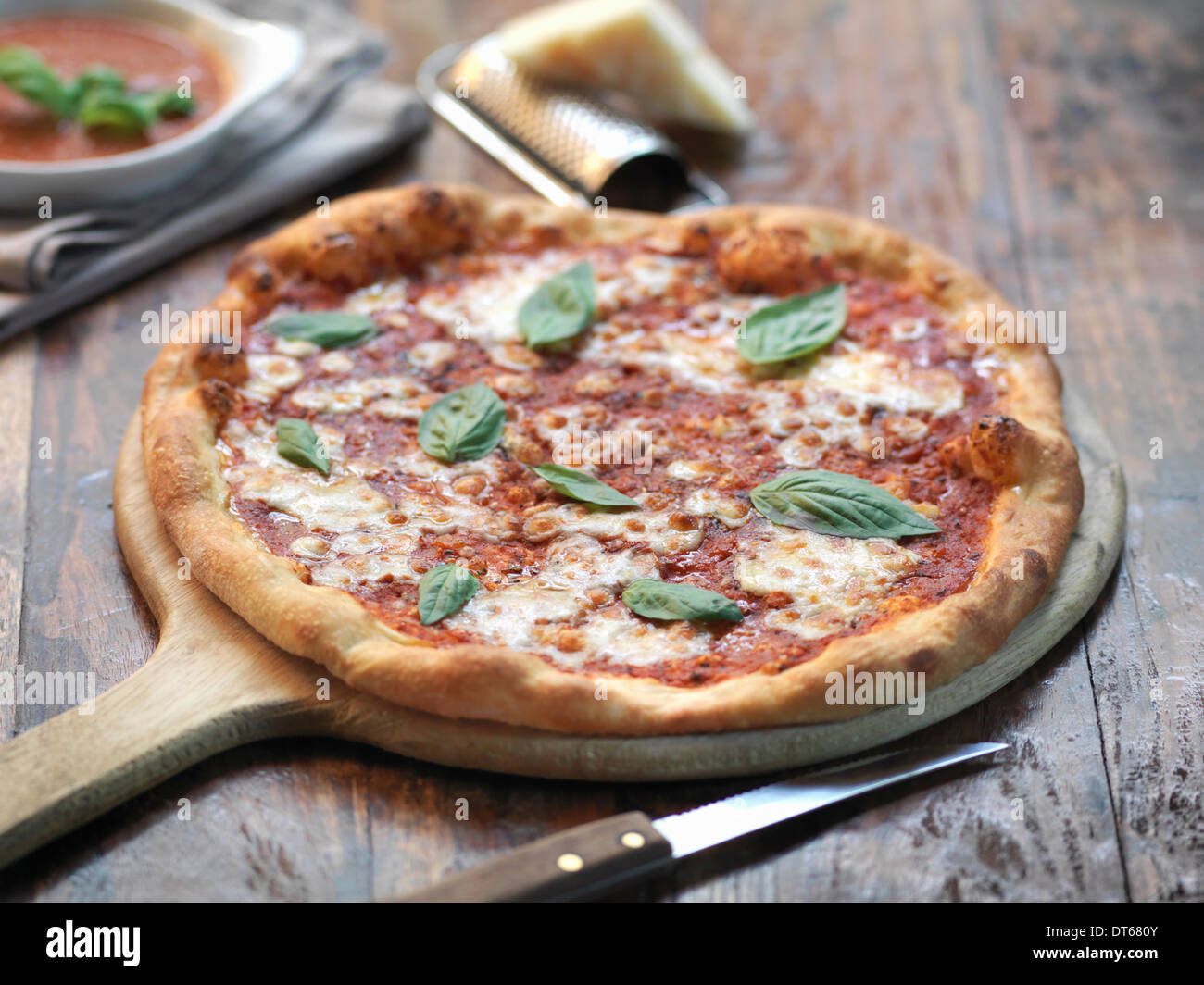 Hausgemachte Margherita Pizza mit Mozzarella und frischem Basilikum Stockfoto