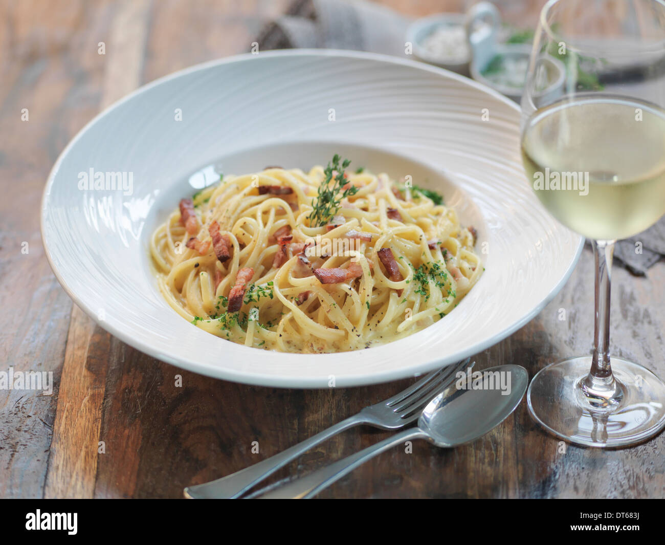 Linguini Carbonara gemacht mit geräucherter Bauchspeck, Frischeier, Muskat, Sahne, Parmesan und schwarzem Pfeffer Stockfoto