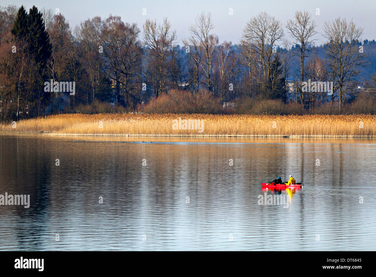 2 Personen in einem Kanu auf See, Chiemsee, Oberbayern, Deutschland, Europa Stockfoto