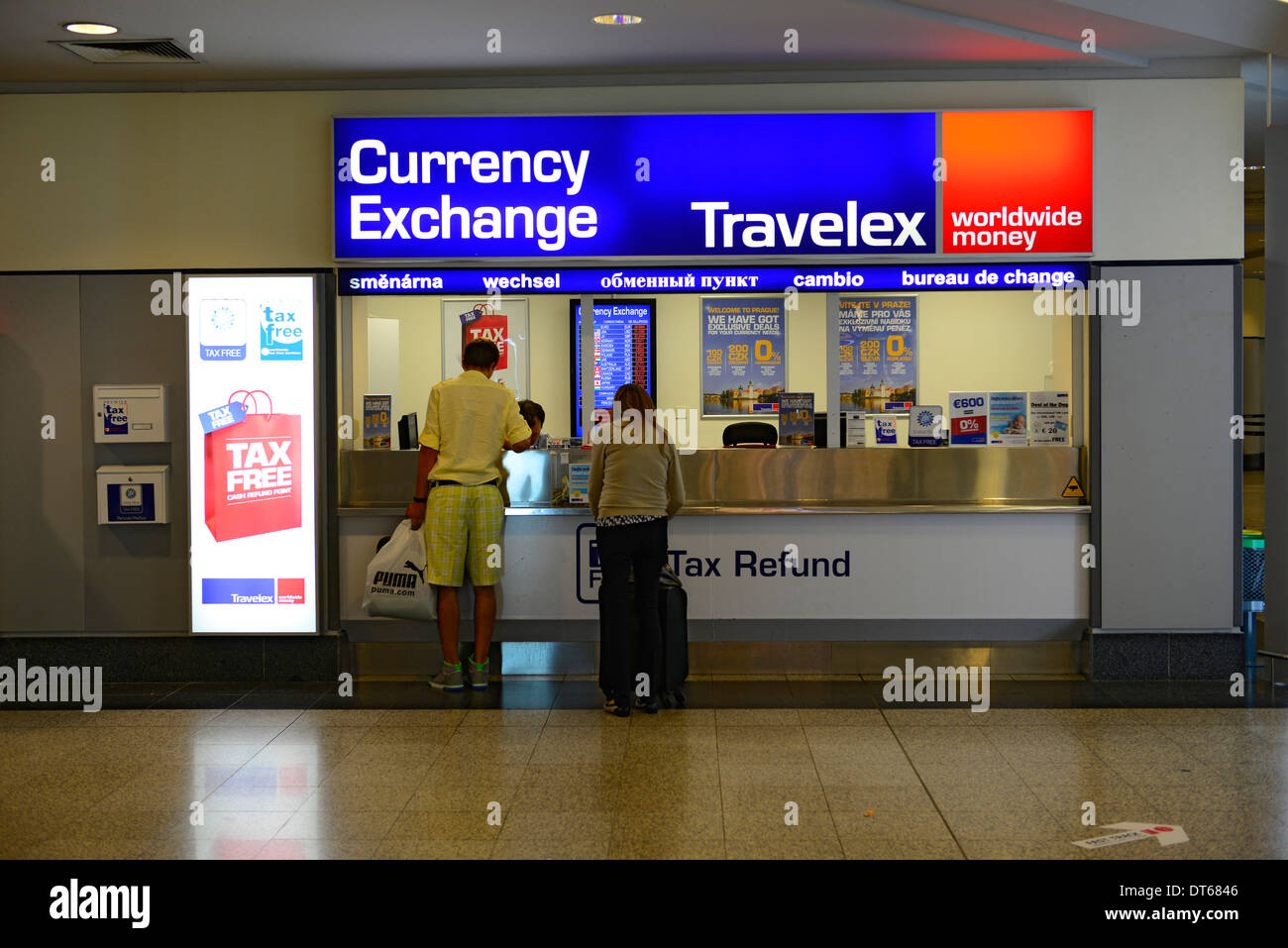 Währung Austausch Praque Tschechien Flughafen Geld Steuern Erstattung Stockfoto