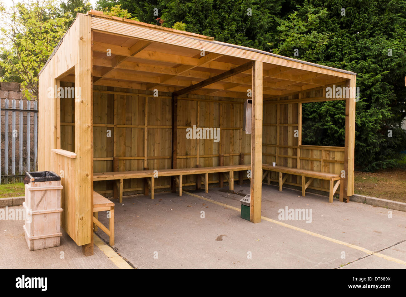 Ein dreiseitiger Holzraucher-Unterschlupf ohne Menschen Stockfoto