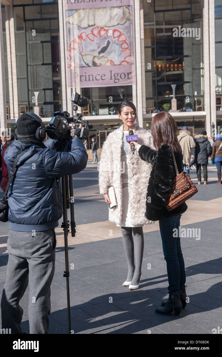 Fashionistas in ihrem Putz außerhalb der Herbst 2014 Fashion Week zeigt im Lincoln Center in New York Stockfoto