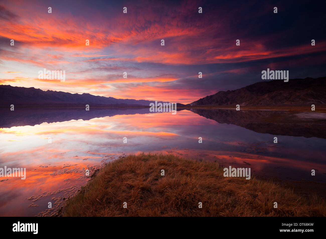 Owens Lake, Kalifornien, USA bei Sonnenuntergang. Stockfoto