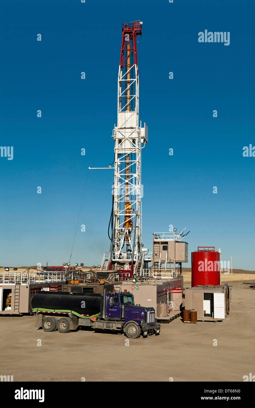 Kanada, Alberta, Del Bonita, CanElson Bohren Inc von Calgary Fracking für enge Schieferöl im Weizenfeld am Rand der Bakken spielen Stockfoto