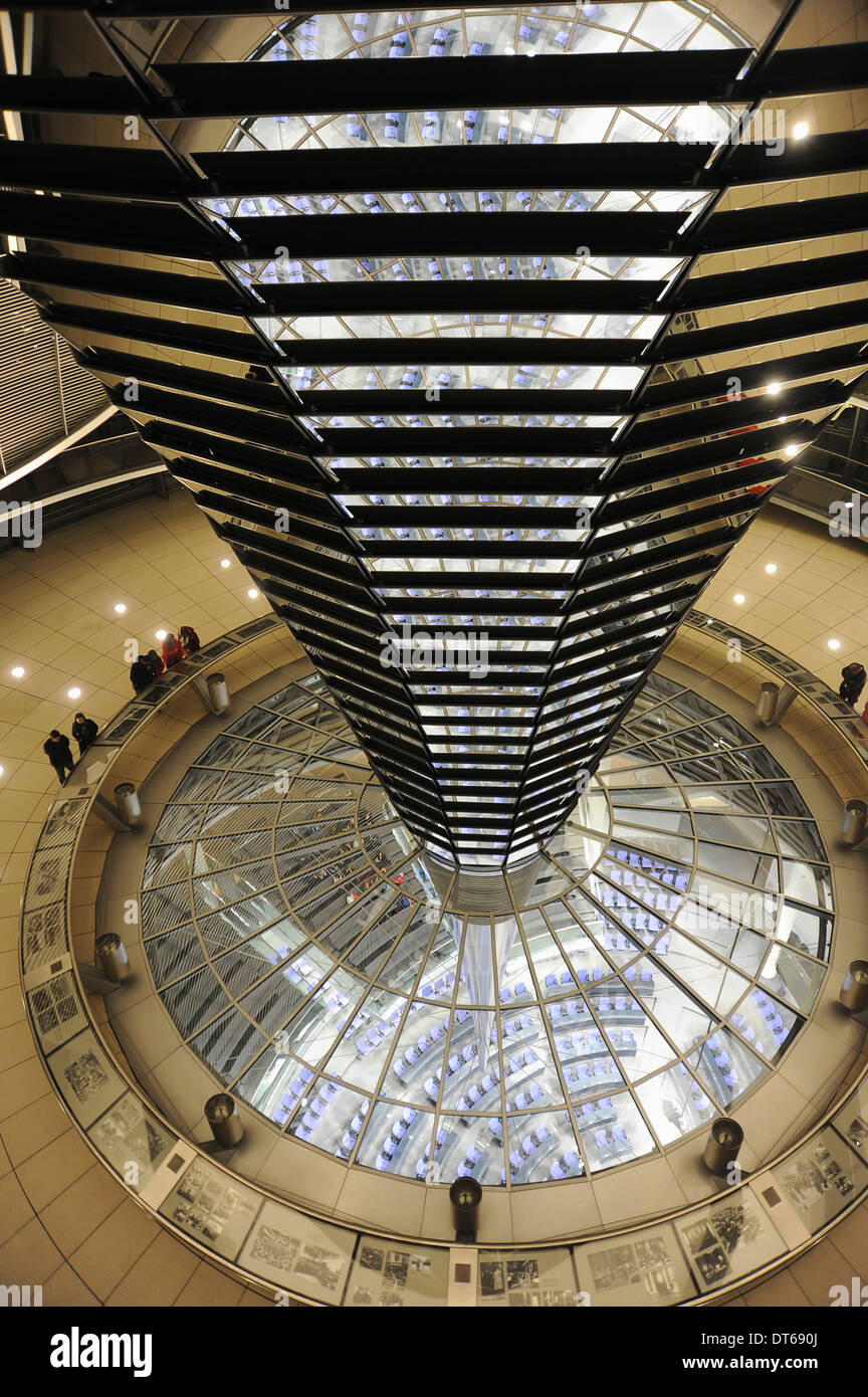 Berlin, Deutschland, Reichstag Glas Kuppel Innenraum von Norman Foster entworfenen nachts mit Menschen beleuchtet. Stockfoto