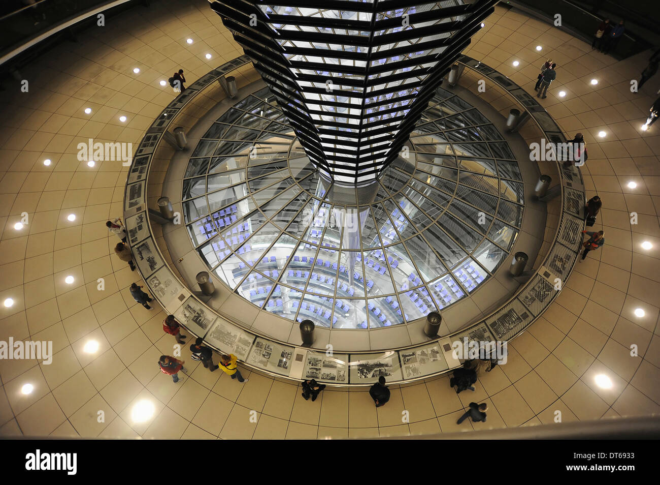 Berlin, Deutschland, Reichstag Glas Kuppel Innenraum von Norman Foster entworfenen nachts mit Menschen beleuchtet. Stockfoto