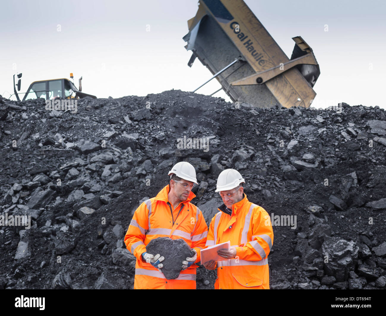 Bergleute Inspektion Kohle in Oberfläche Zeche Stockfoto
