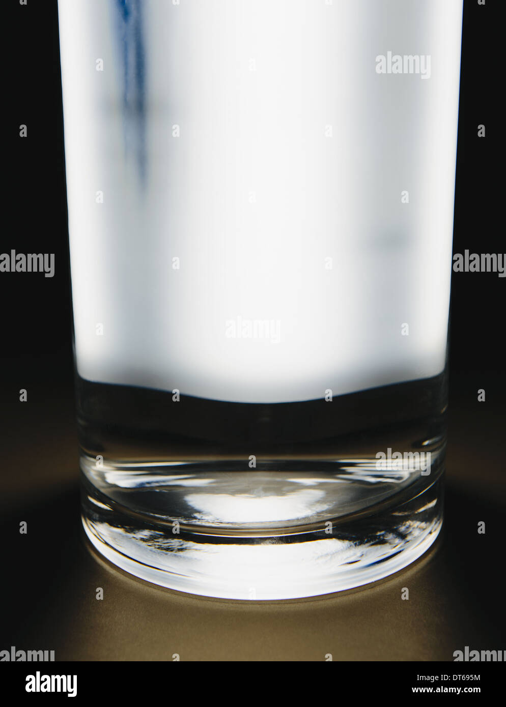 Licht durch das Glas des gefilterten Wassers. Stockfoto