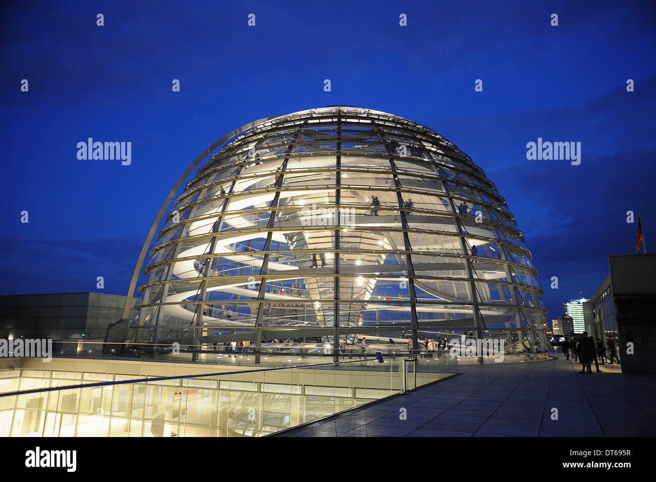 Berlin, Deutschland, Reichstag Kuppel Glasfassade von Norman Foster entworfenen nachts mit Menschen beleuchtet. Stockfoto