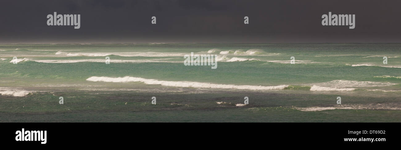 Blick über den südlichen Ozean von Kap Agulhas in Südafrika. Wellen und stürmischer See. Stockfoto