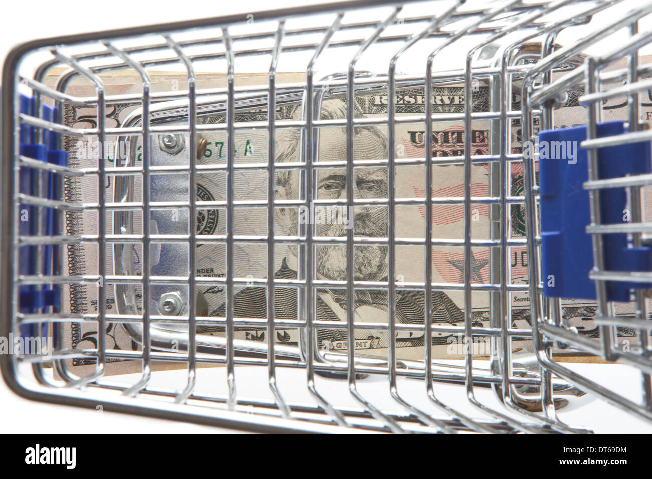 Warenkorb und US-Dollar isoliert auf weiss Stockfoto