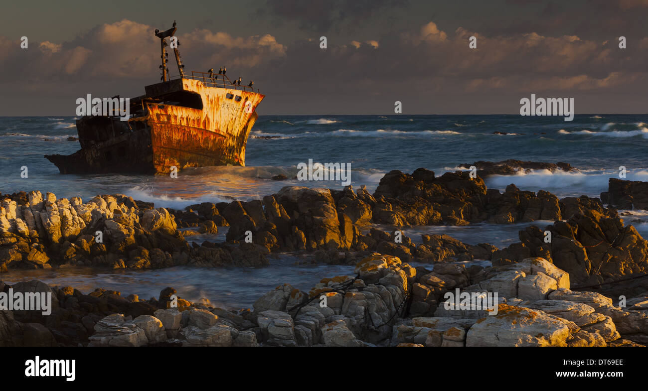 Ein Rost Wrack, ein verlassenes Schiff off Shore Arniston, am Ufer des Cape Süd. Stockfoto