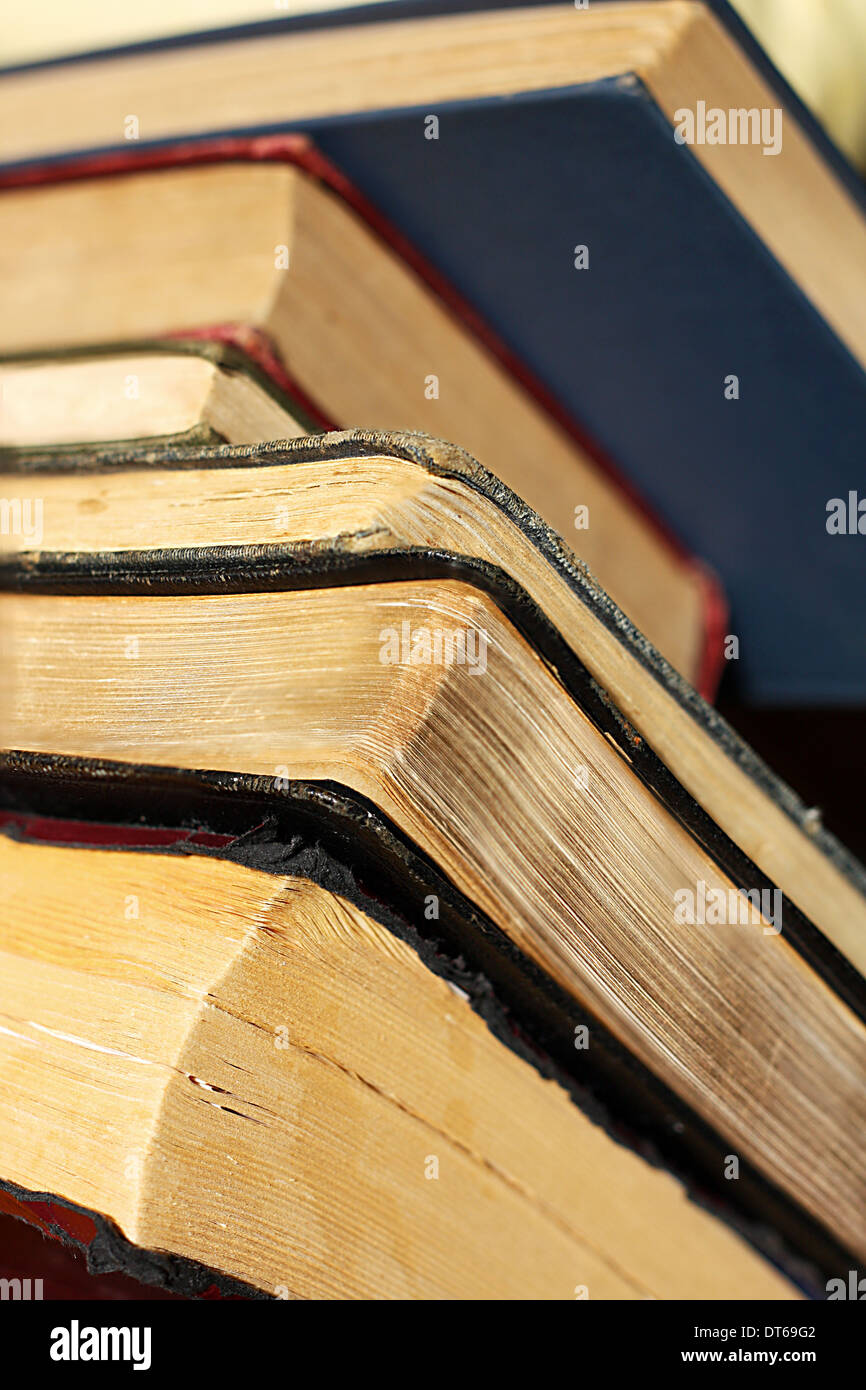 eine Sammlung von Vintage Hardcover-Büchern und Romanen sind aufgereiht in einer Reihe, von der oberen Seite Ecken gesehen Stockfoto