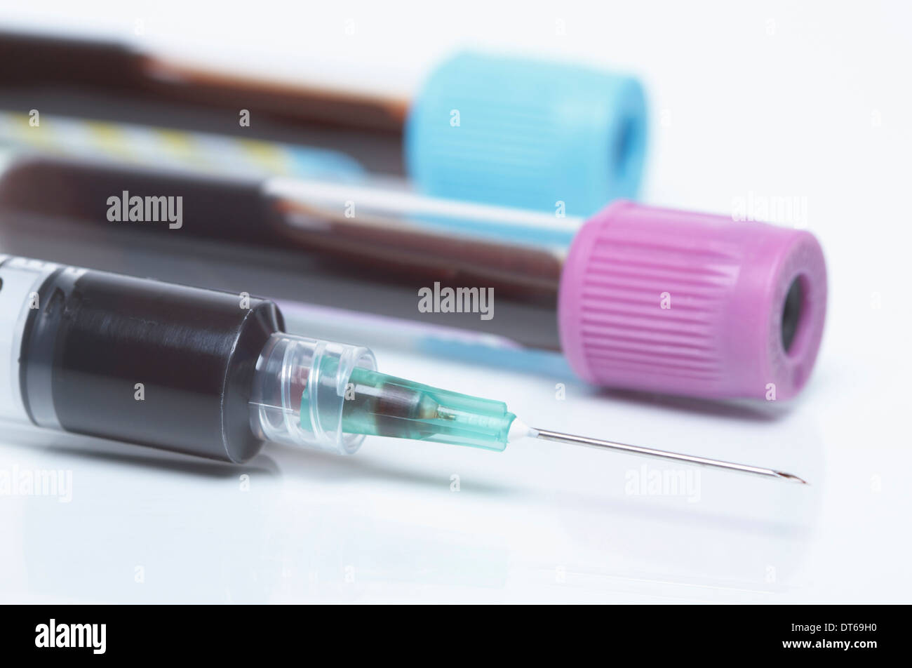 Einweg-Kunststoffspritze medizinische und Farbe codiert Röhrchen mit synthetischen Blutproben. Blaues Top - gepufferte Natrium Stockfoto