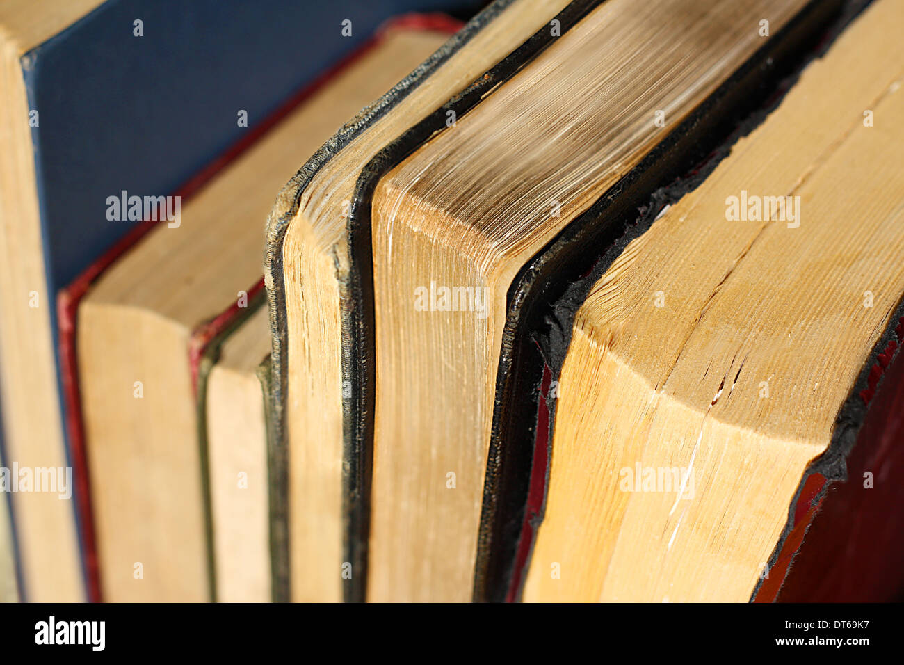 eine Sammlung von Vintage Hardcover-Büchern und Romanen sind aufgereiht in einer Reihe, von der oberen Seite Ecken gesehen Stockfoto