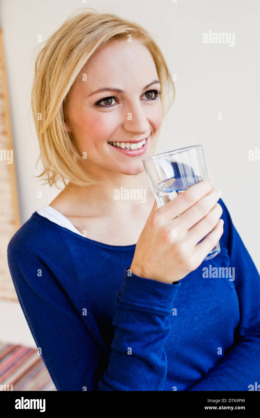 Studio-Porträt der jungen Frau mit Glas Wasser Stockfoto