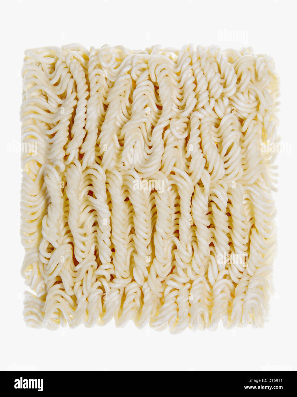 Bio Weizen-Mehl-Ramen-Nudeln, eine Portion getrocknete Nudeln auf einem weißen Hintergrund. Stockfoto