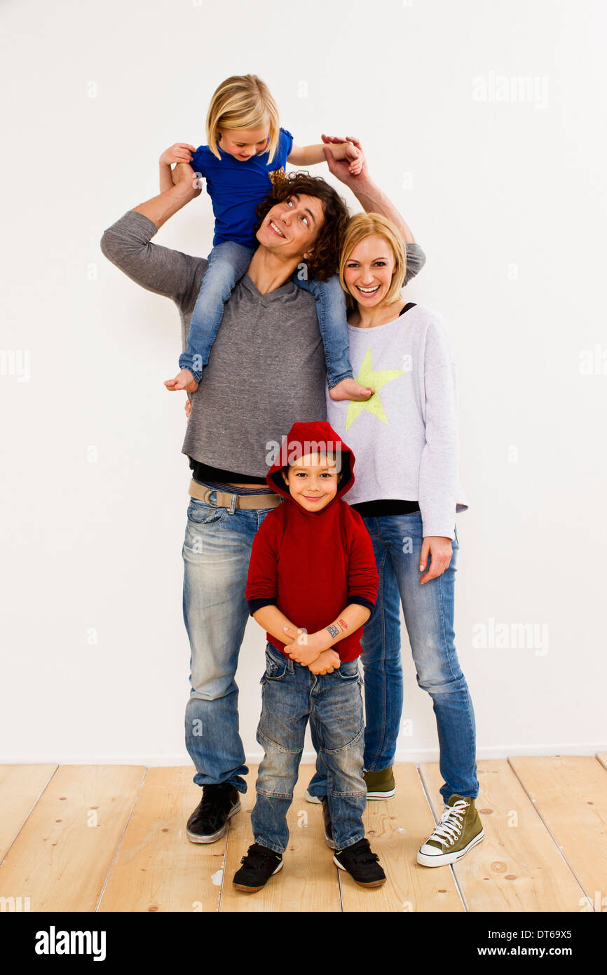 Studio-Porträt des Paares zusammen mit Sohn und Tochter Stockfoto