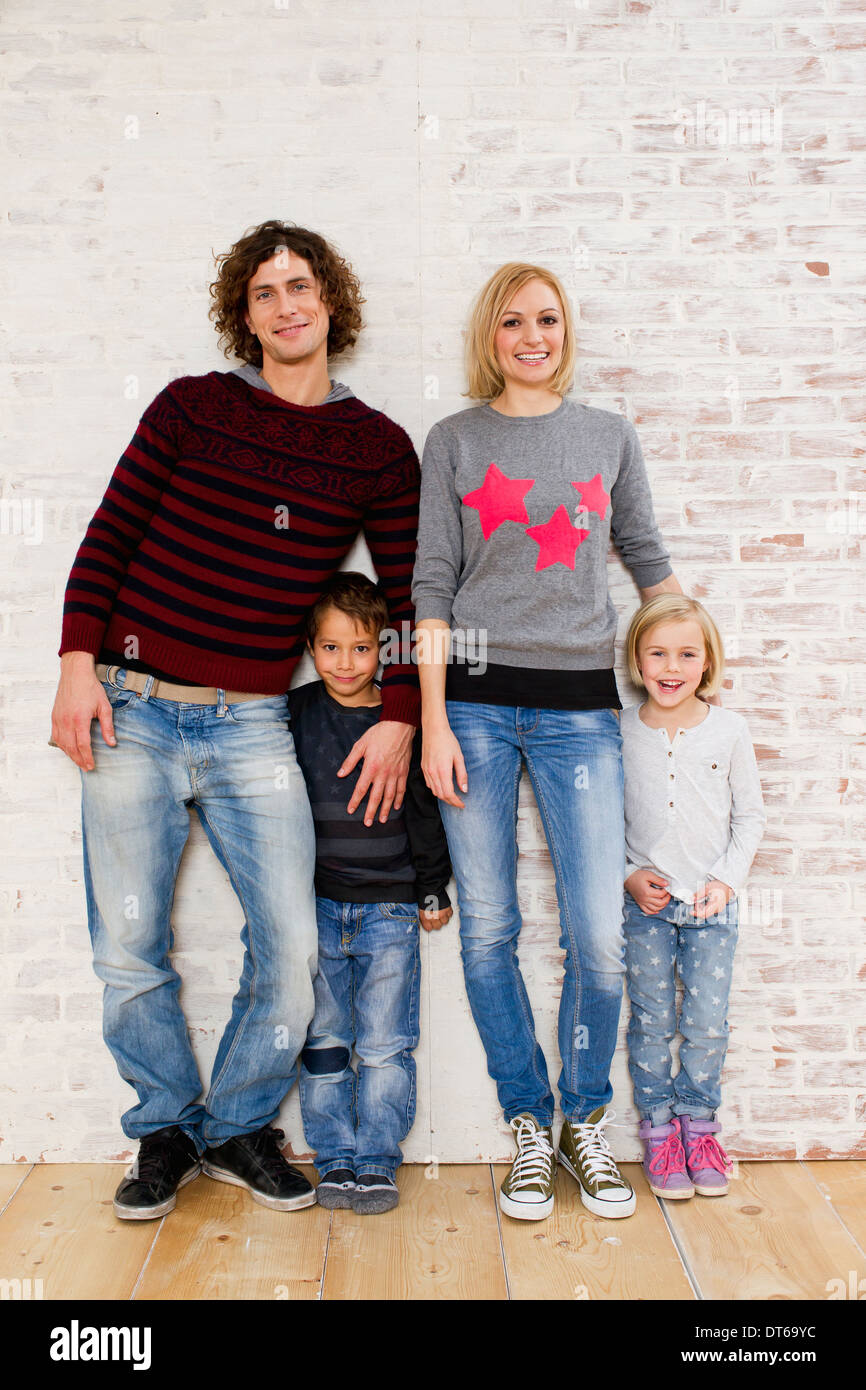 Studio-Porträt des Paares mit Sohn und Tochter Stockfoto