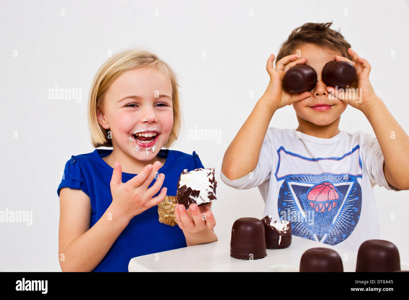 Studioaufnahme von Bruder und Schwester mit Schokolade marshmallows Stockfoto