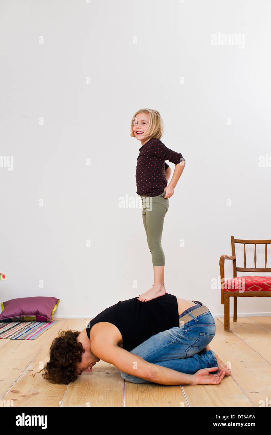 Studioaufnahme Stand am Anfang von Vater Tochter Stockfoto