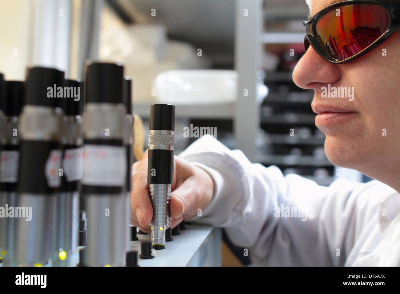 Junge Wissenschaftlerin experimentieren im Laserlabor Stockfoto