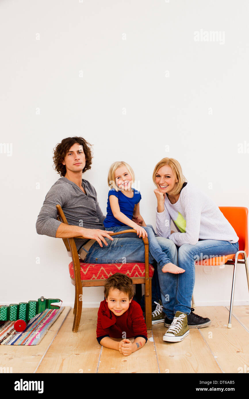 Studio-Porträt des Paares sitzen mit Sohn und Tochter Stockfoto